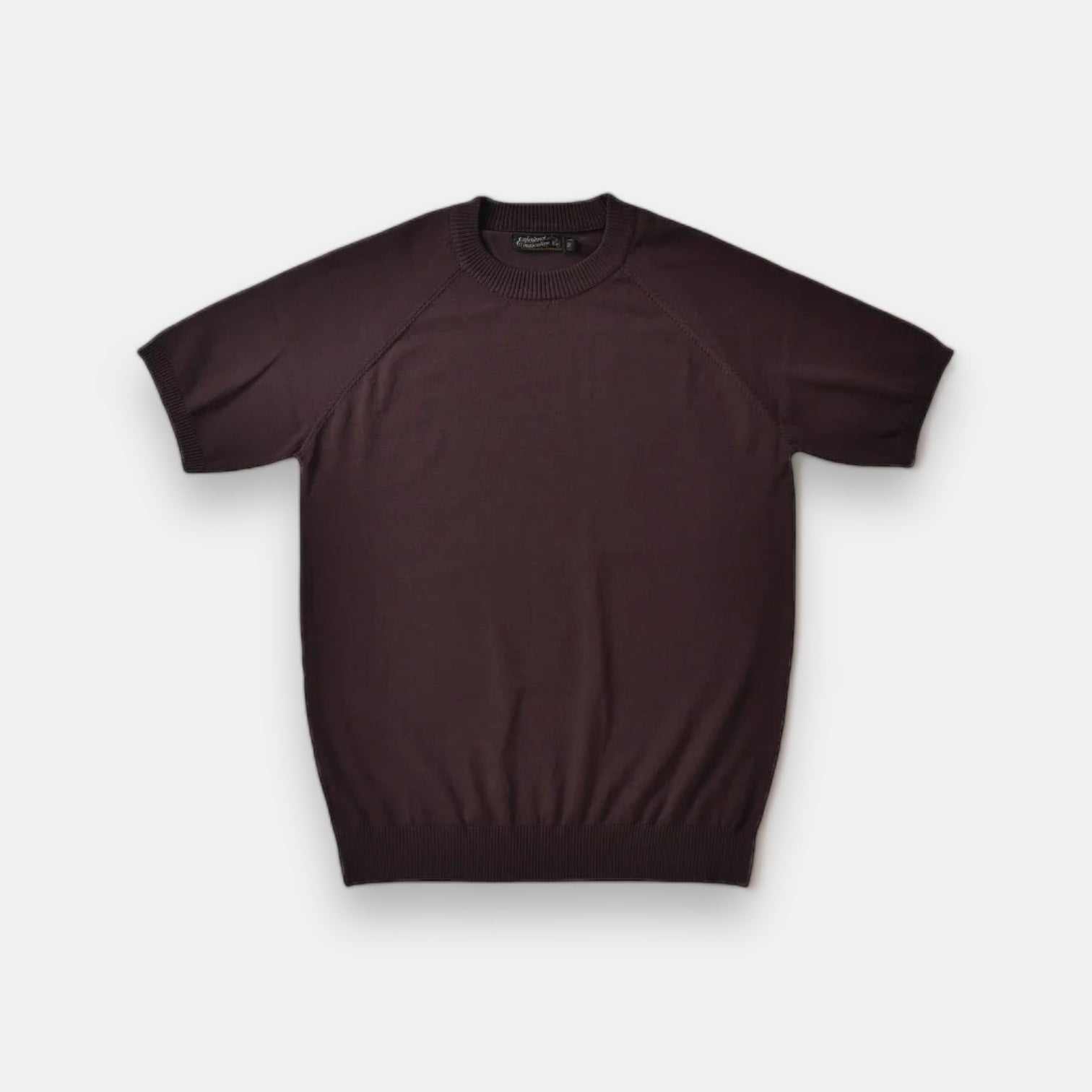 Comfortable vintage elegant t-shirt made from cotton with a classic collar, suitable for casual or elegant outfits.