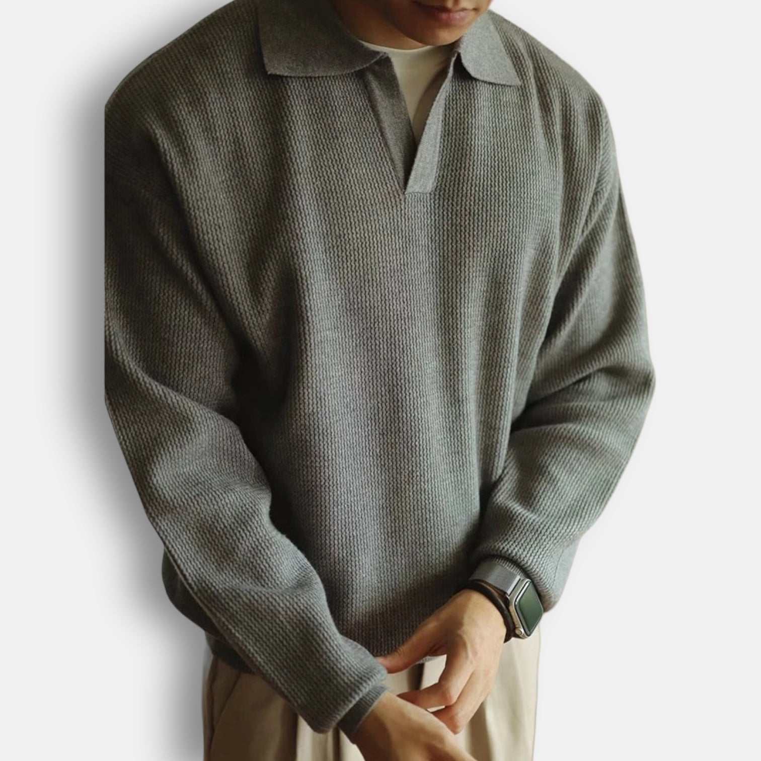 Polo turn-down collar sweater made of polyester and premium wool for a stylish and comfortable fit.