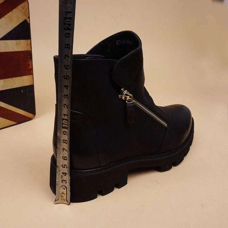 Fashion leather Chelsea boots with zipper, ecological leather and rubber sole.