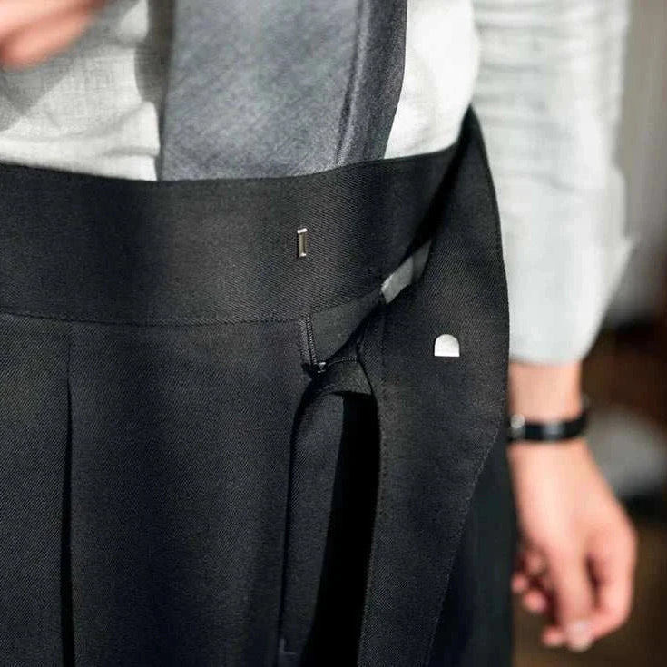 Parisian waist straight trousers in solid polyester, elegant and comfortable.