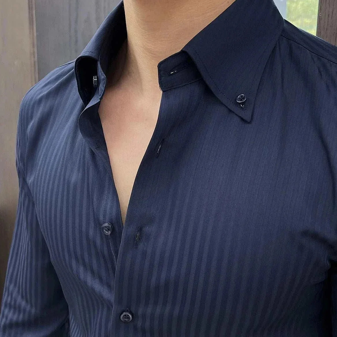 Business casual slim fit shirt in solid navy, ideal for office or elegant occasions.