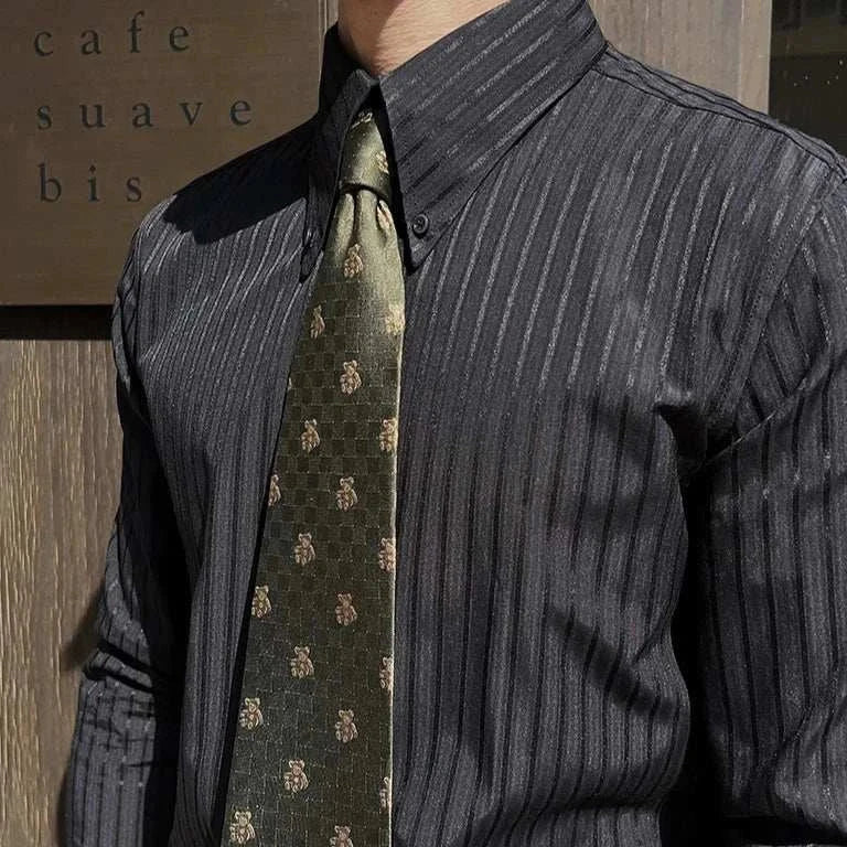 Slim-fit pointed collar striped shirt for men in lightweight fabric.