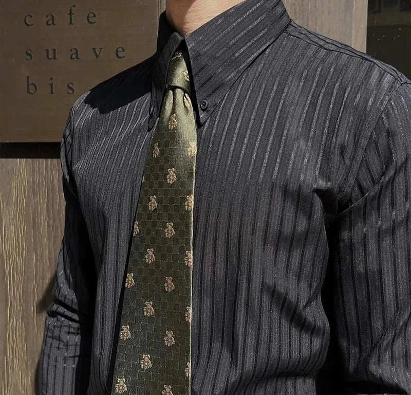 Slim-fit pointed collar striped shirt for men in lightweight fabric.