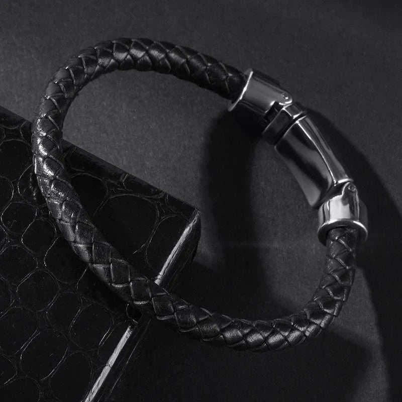 Classic minimalist bracelet made of stainless steel and PU, elegant design.