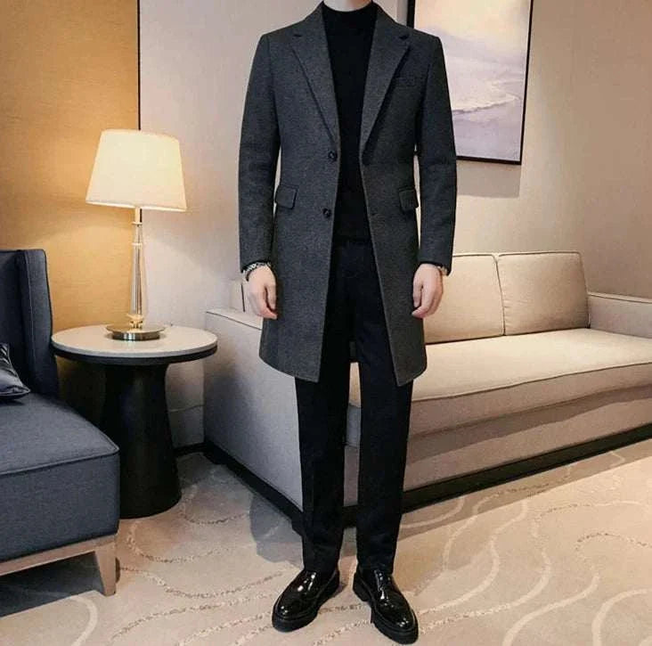Elegant slim fit suit coat for men in a stylish autumn-winter look.