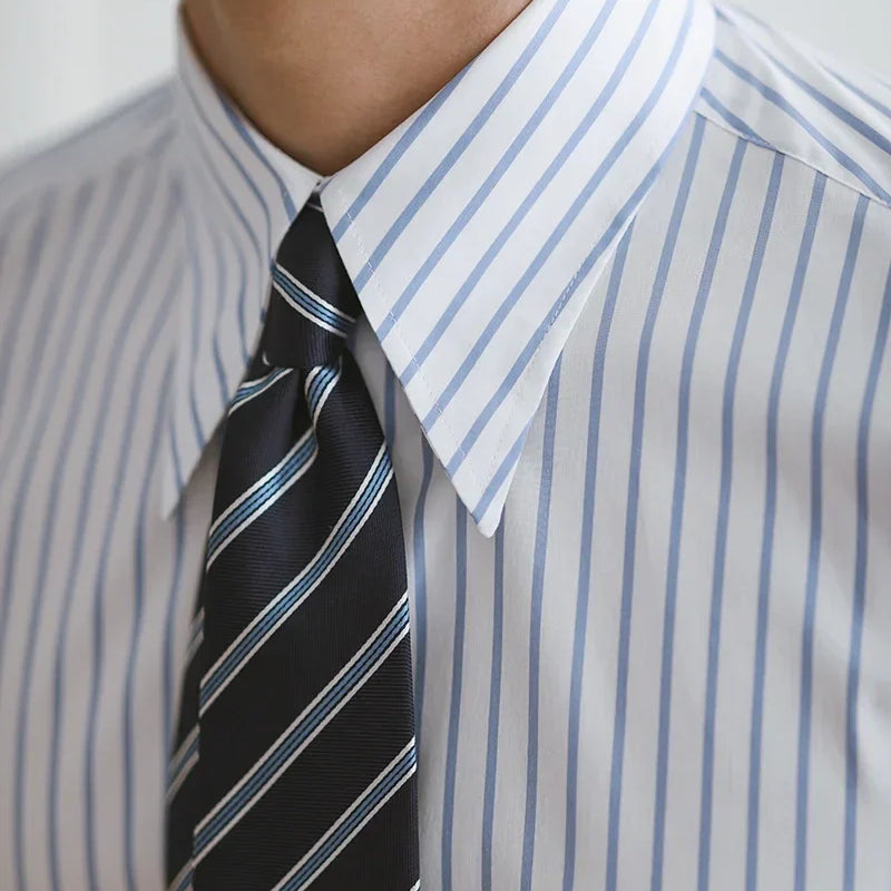 Business slim fit striped Italian shirt in breathable cotton for men.