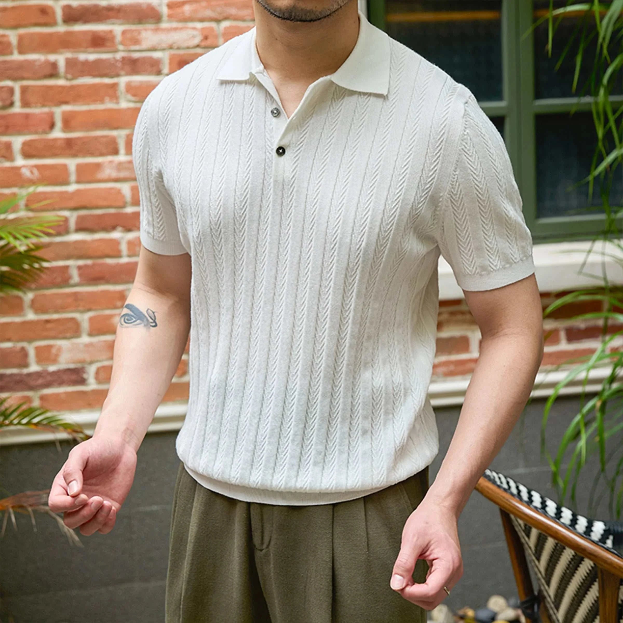 Spring gentleman English t-shirt, casual elegant style, men's spring/summer wear, breathable Iyocell material, solid pattern.