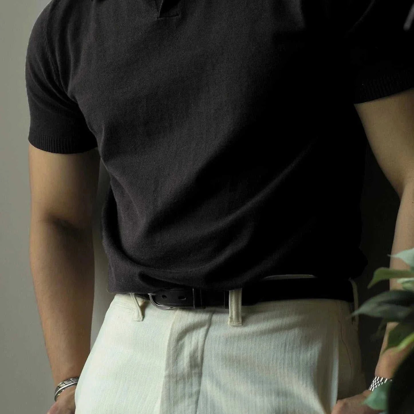 Old money American polo t-shirt in solid black, casual and elegant style for men, perfect for spring and summer.