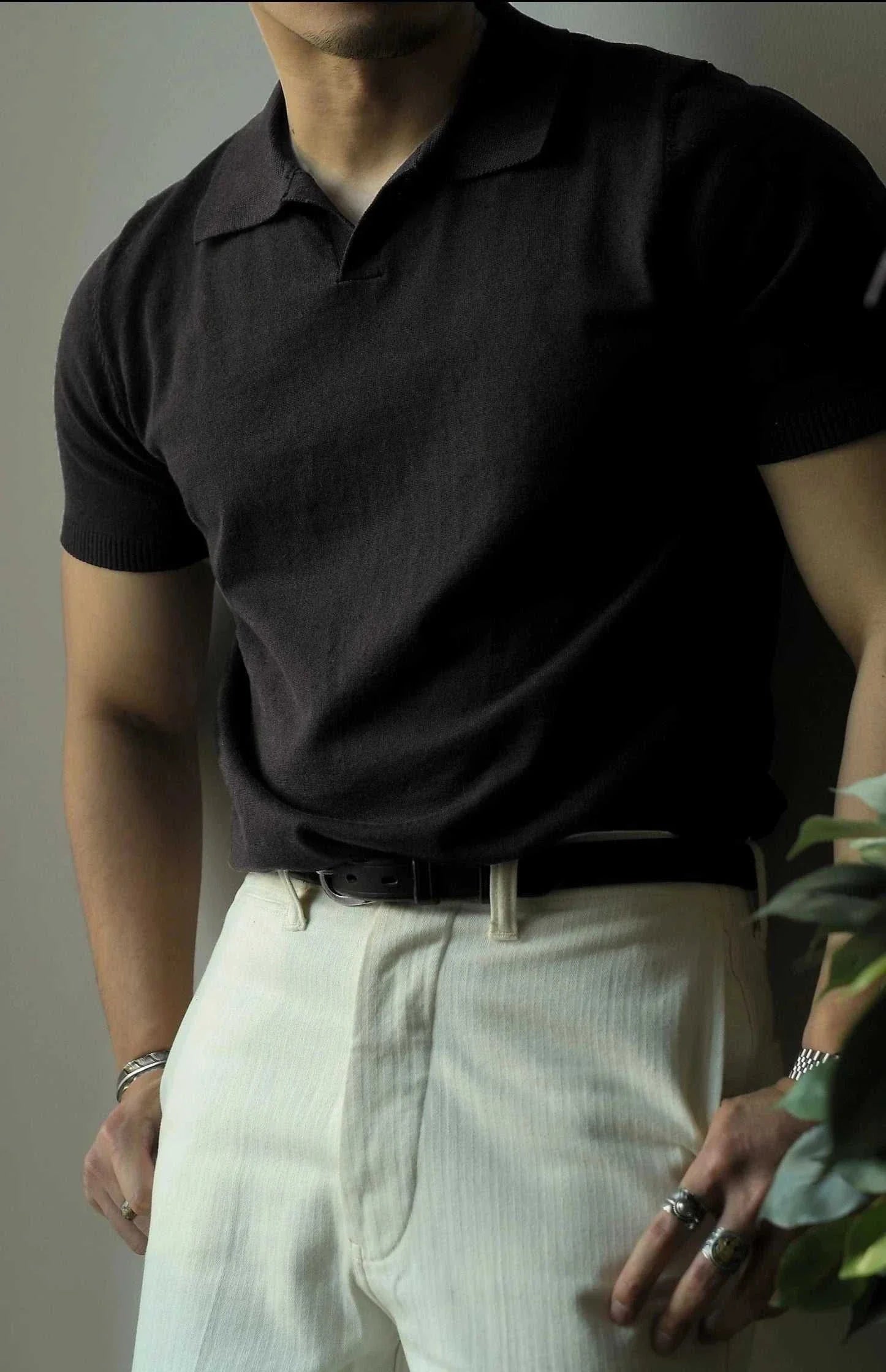 Old money American polo t-shirt in solid black, casual and elegant style for men, perfect for spring and summer.