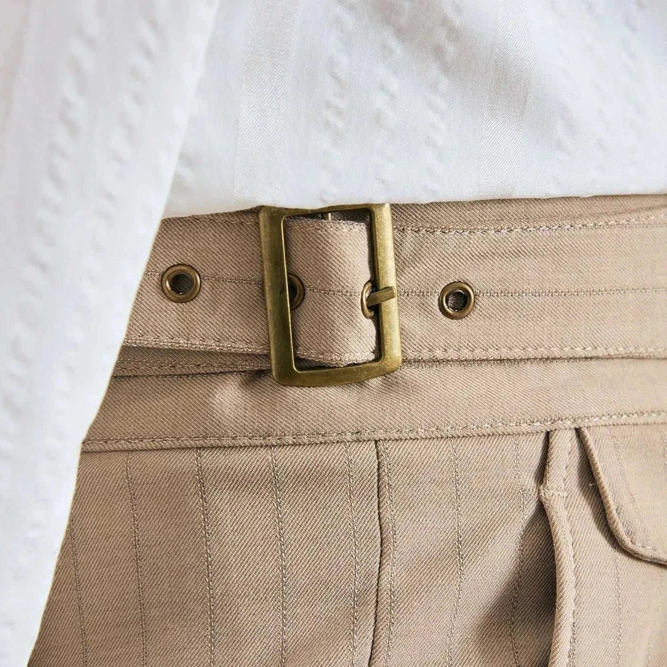 Office outfit high waist trousers with belt detail, smart casual style.