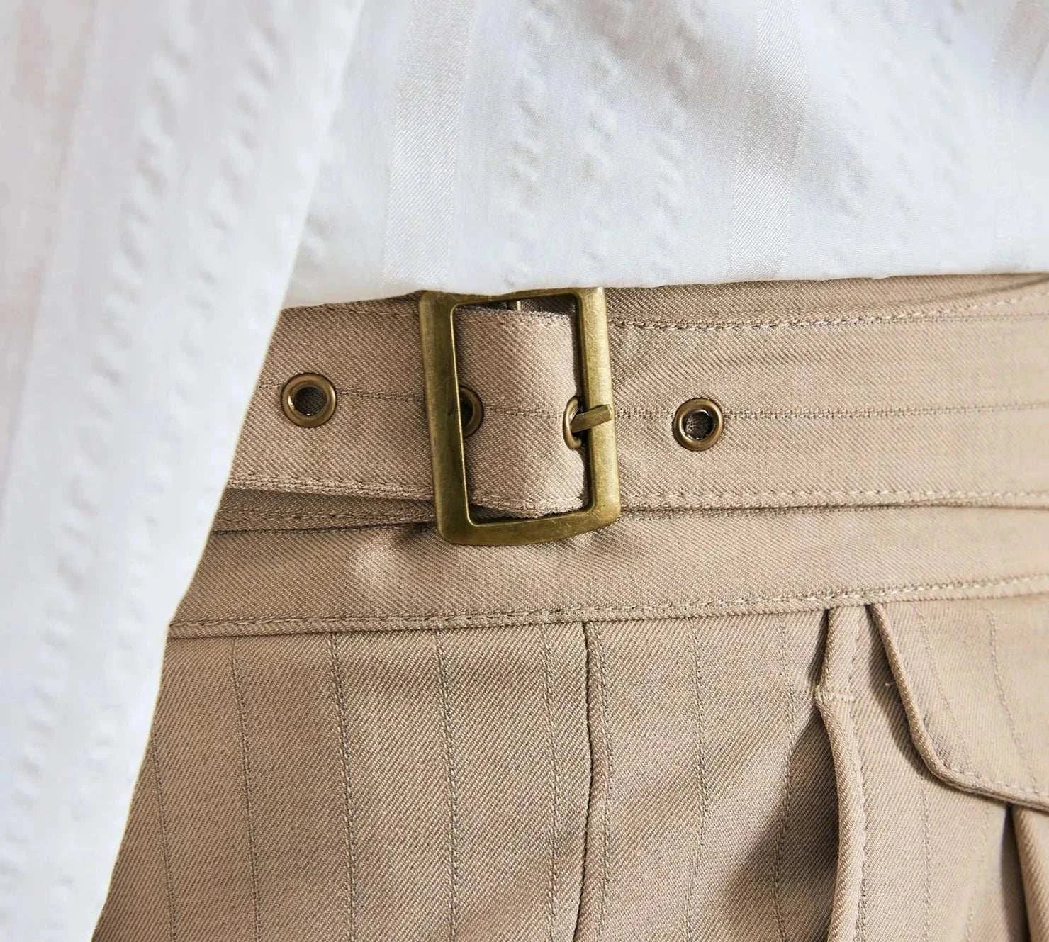 Office outfit high waist trousers with belt detail, smart casual style.