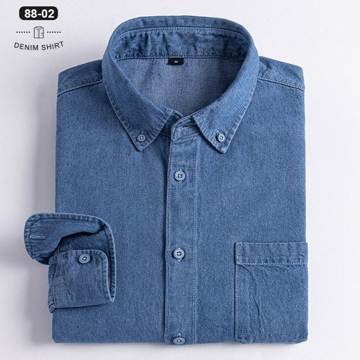Business casual denim shirt in soft organic cotton with classic collar.