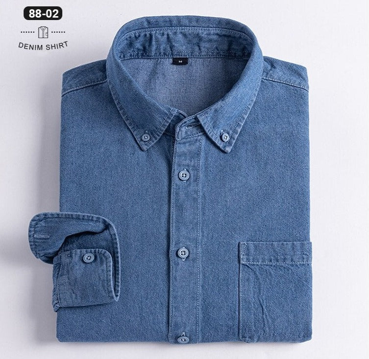 Business casual denim shirt in soft organic cotton with classic collar.