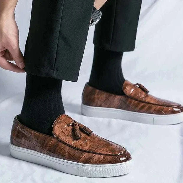 Casual slip-on loafers in brown suede with elastic panels and cushioned insoles.