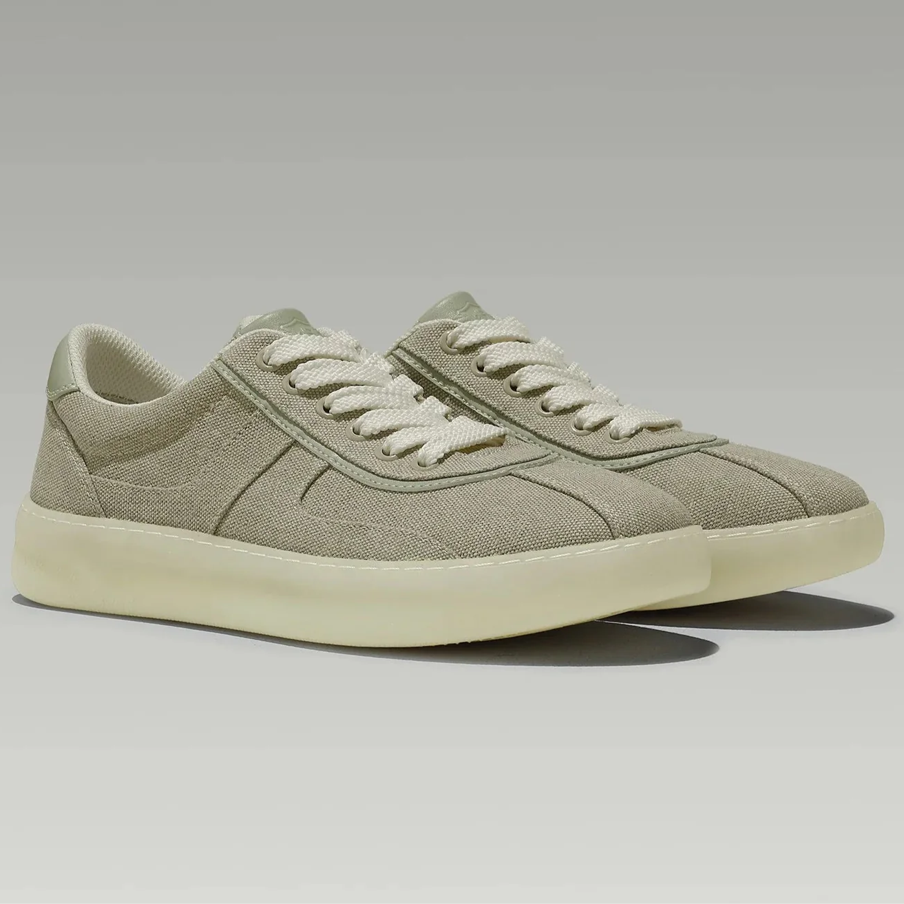 Men's khaki canvas casual shoes, stylish and breathable.