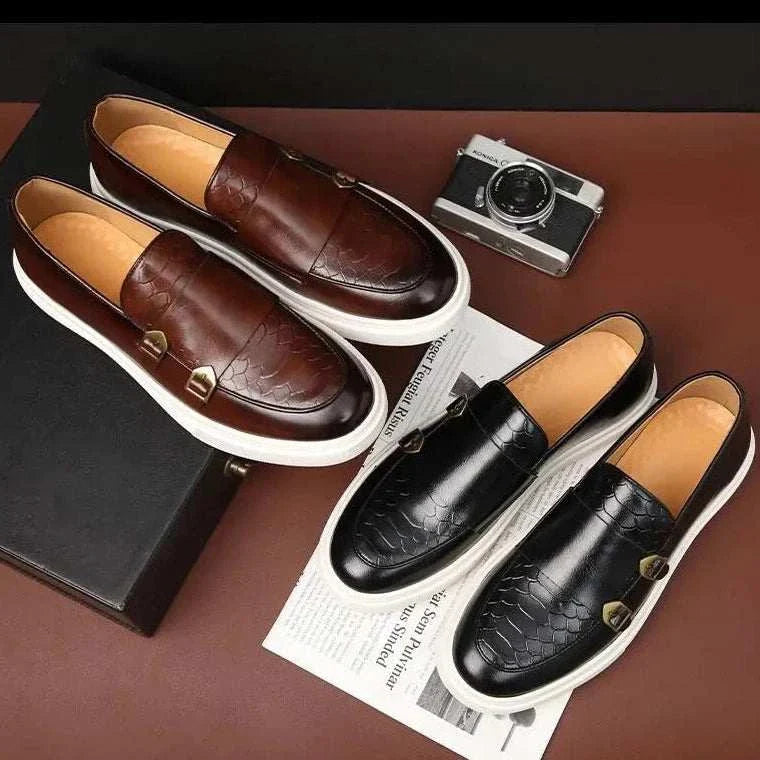 Retro British loafers in suede with cushioned insoles and elastic panels, available in multiple colors.