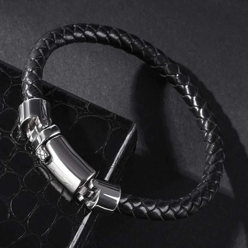 Classic minimalist bracelet in stainless steel and PU material, elegant design.