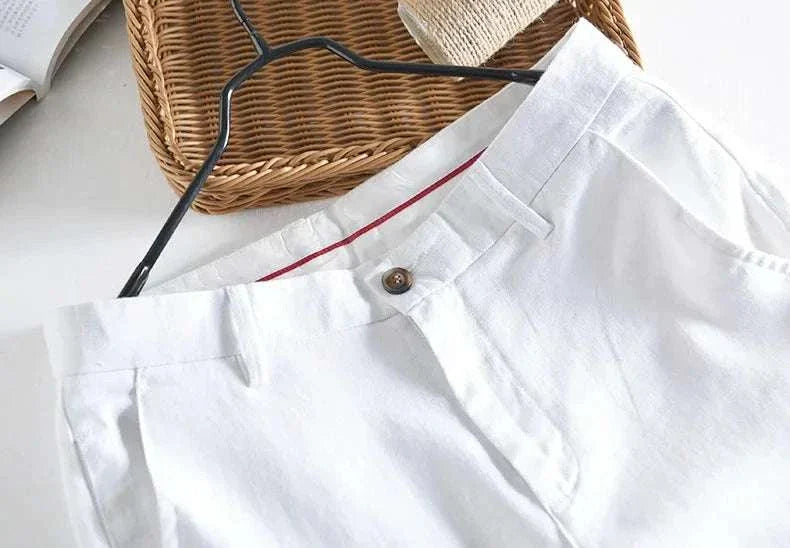 Straight oversize trousers in white on a hanger, made of 100% polyester, ideal for a casual or smart casual look.