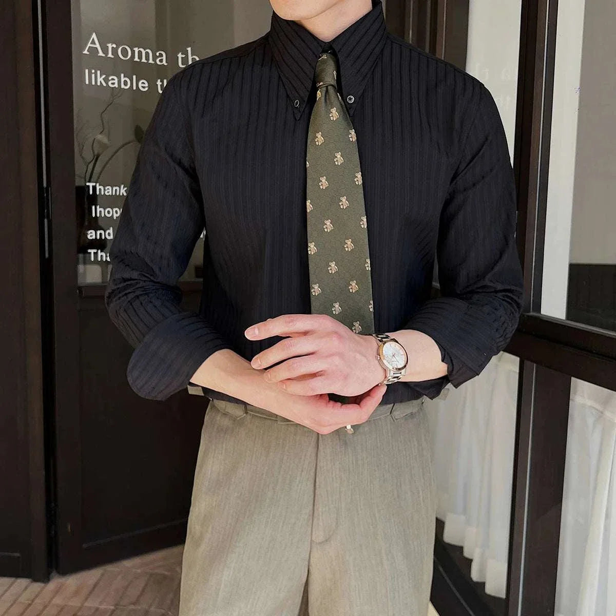 Slim-fit pointed collar striped shirt in lightweight fabric for men, ideal for spring and summer.