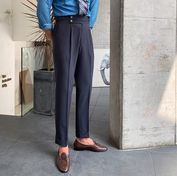 High waist trousers in a classic style made of high-quality cotton.