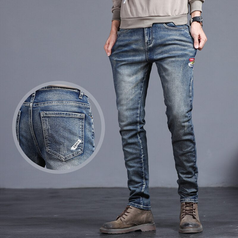 Vinny Vintage Jeans in casual style for spring and autumn seasons.