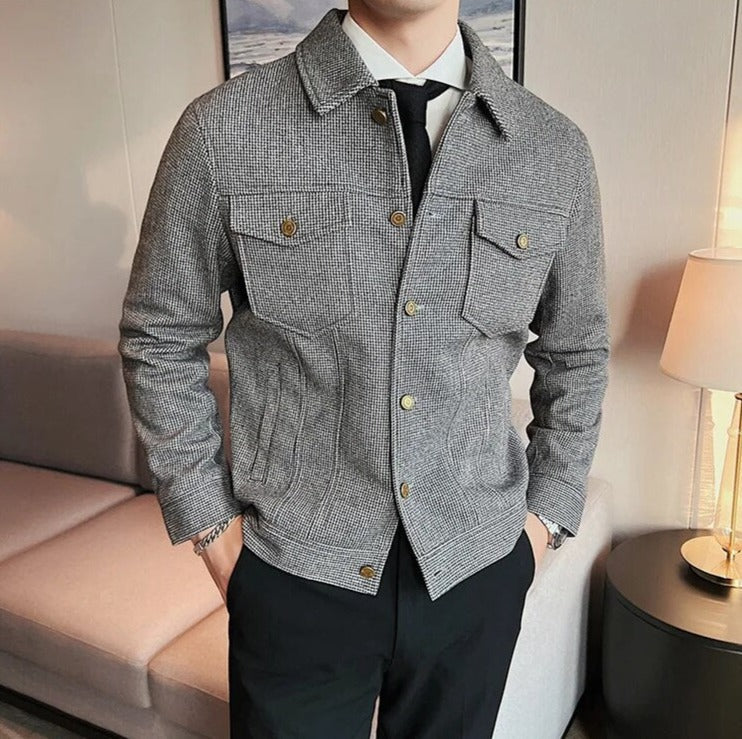 WINT casual jacket for men, elegant and breathable, worn in a modern room setting.
