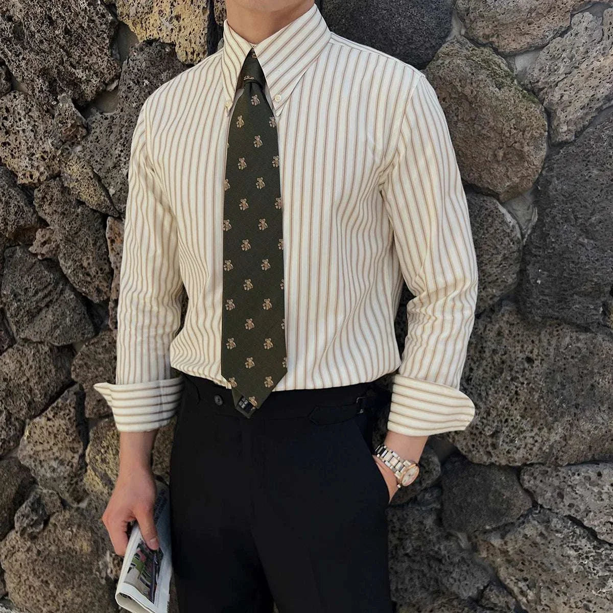 Slim-fit pointed collar striped shirt for men, stylish and elegant.