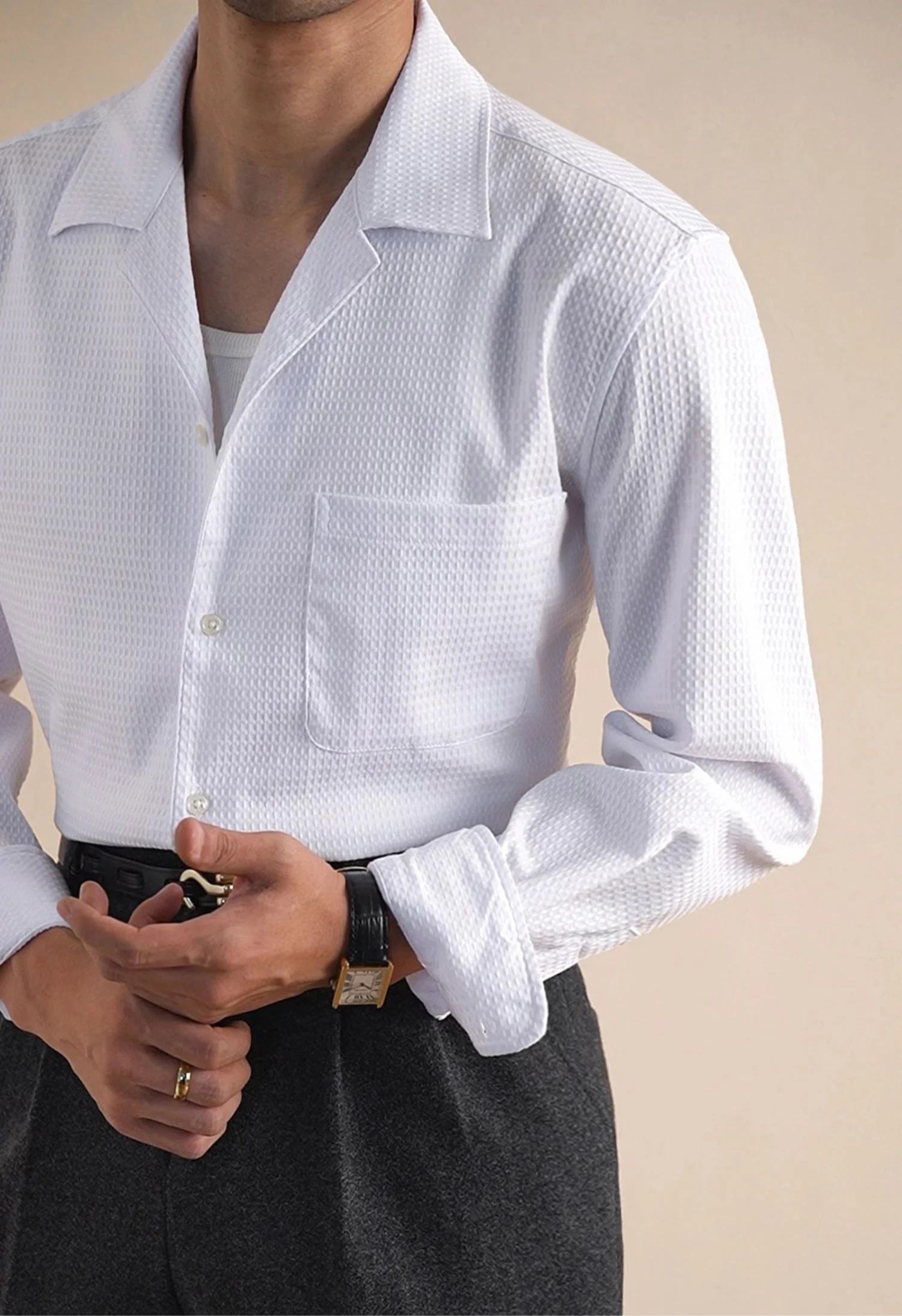 Tailored collar old money shirt in white with long sleeves, perfect for elegant men's fashion.