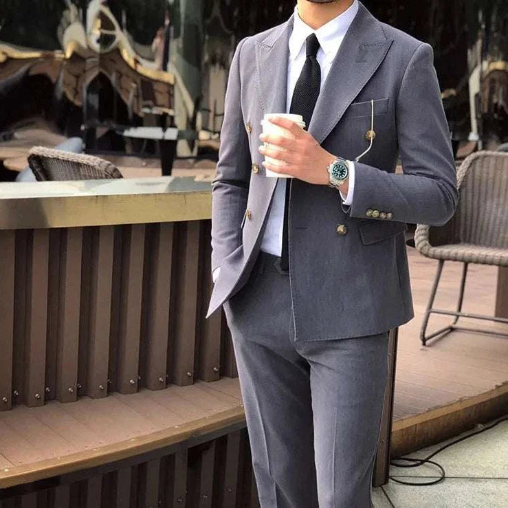 Mariage elegant suit in high-quality polyester and viscose displayed outdoors.