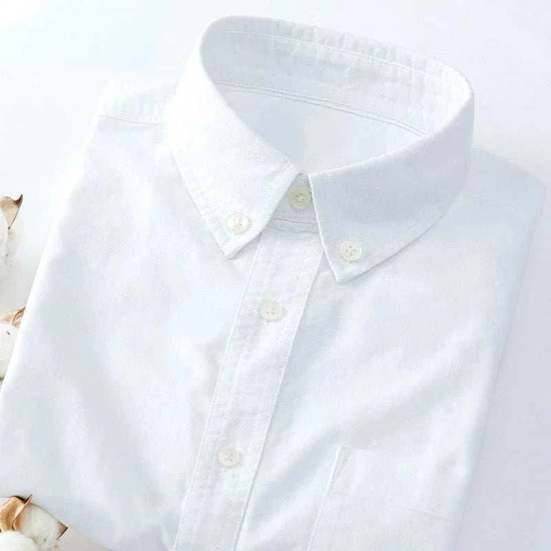Business casual slim fit shirt in white, cotton-polyester blend.