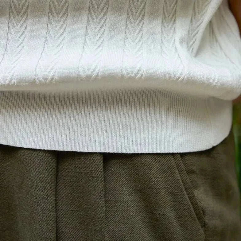 Spring gentleman English t-shirt, solid pattern, comfortable and breathable for men.