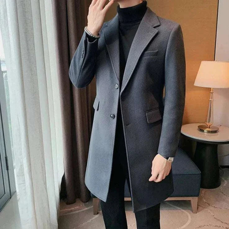 Elegant slim fit suit coat for men in high-quality polyester, ideal for autumn and winter.