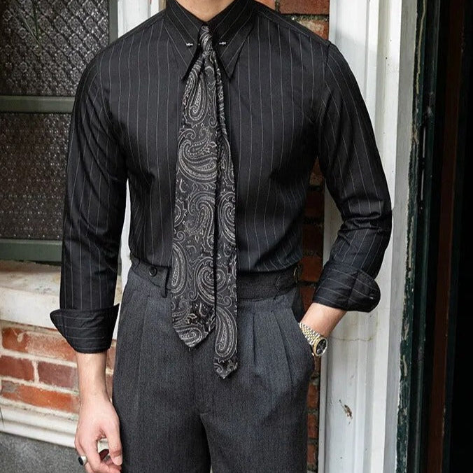 Antonios Business Camisa in smart casual style with a solid pattern, worn with dress pants.