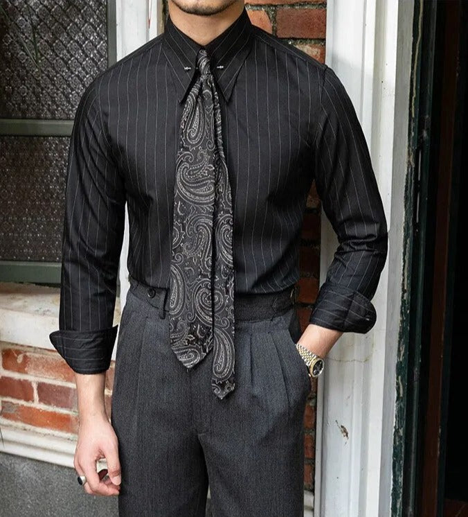 Antonios Business Camisa in smart casual style with a solid pattern, worn with dress pants.