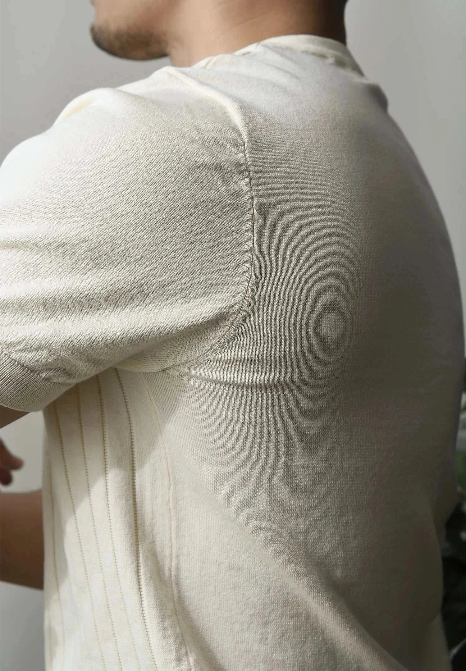 Vintage business cotton summer t-shirt for men with classic collar, breathable fabric.