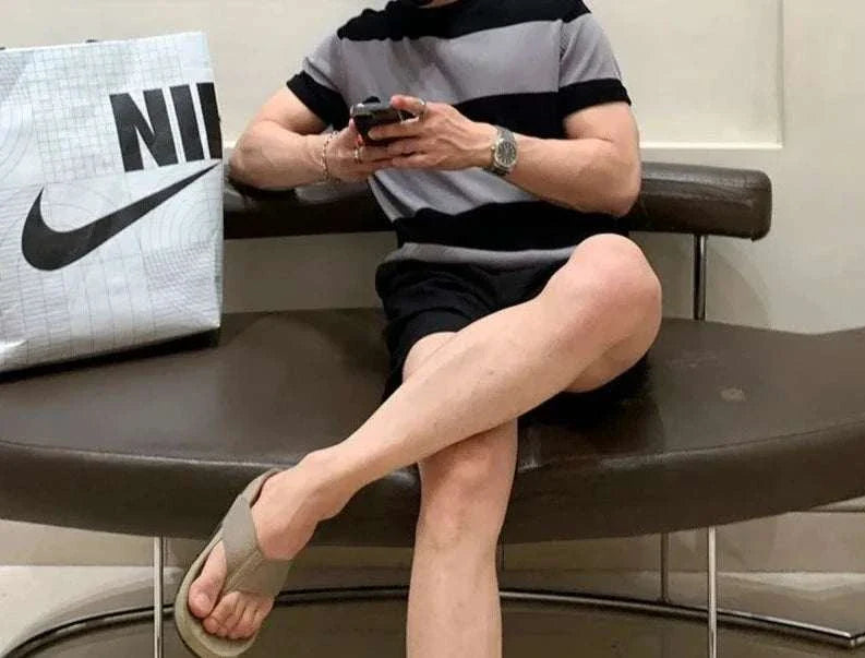 Antonios o-neck striped summer t-shirt in casual setting, worn by a person seated on a brown bench with a shopping bag nearby.