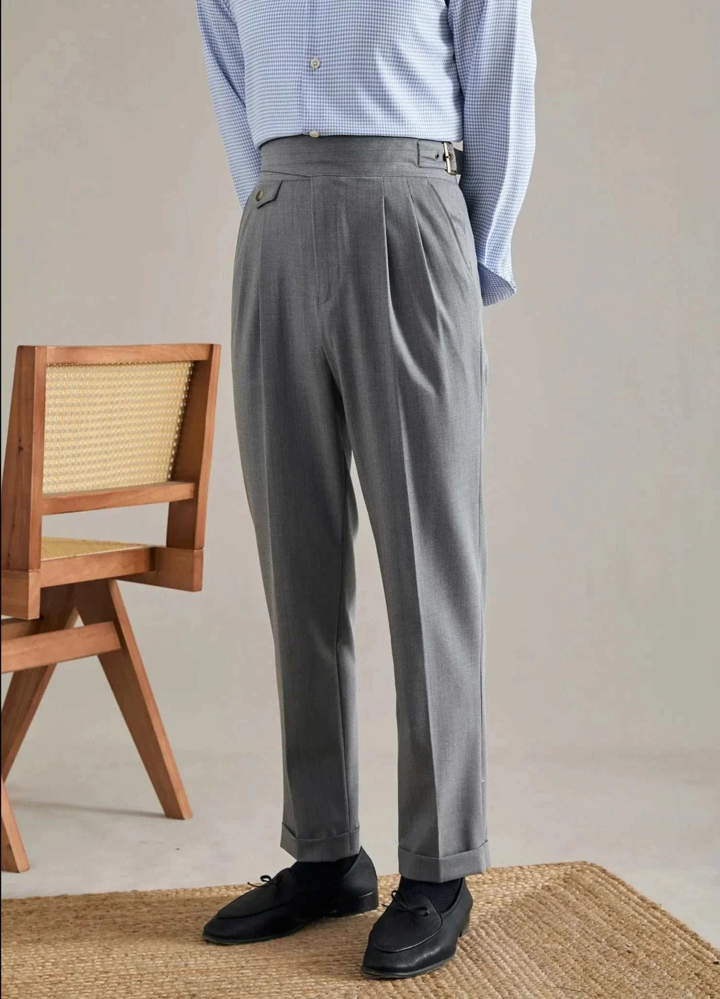 Office outfit high waist trousers in elegant gray perfect for a professional work look.