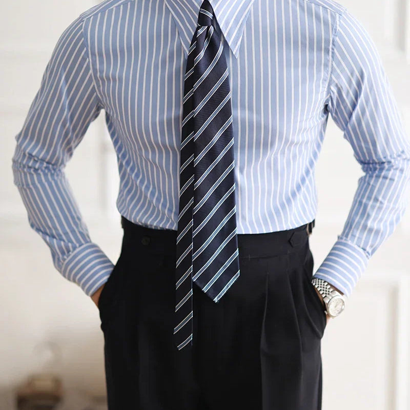 Business slim fit striped Italian shirt for men made of breathable cotton.