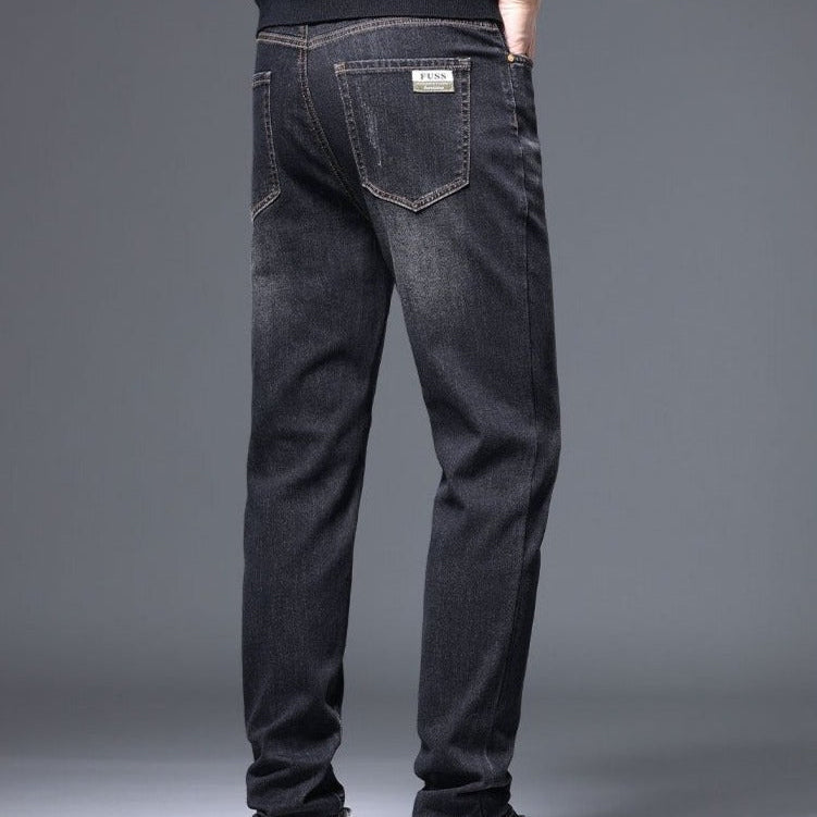 Vinny Simple Jeans in black denim, comfortable casual fit.