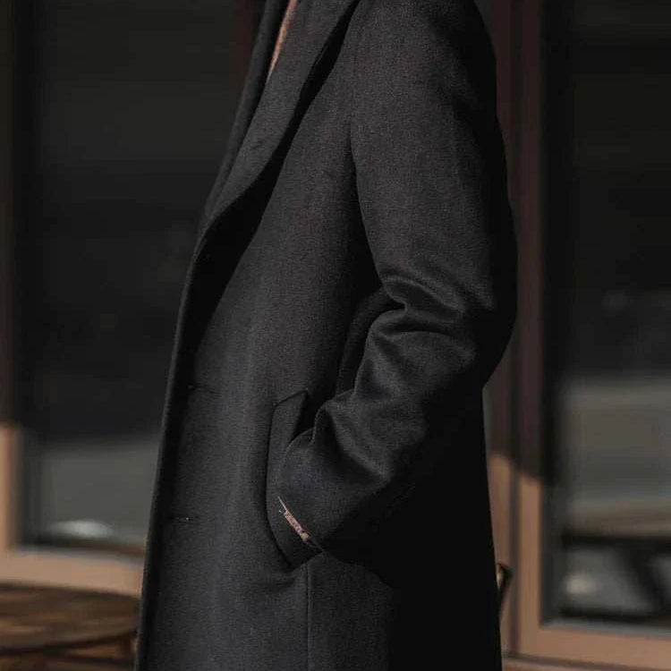 Men's single breasted trench coat in black, warm polyester, ideal for autumn/winter.