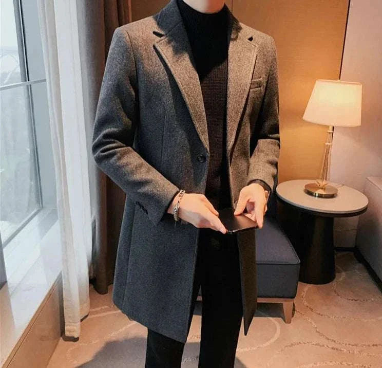 Elegant slim fit suit coat for men in fall/winter style.