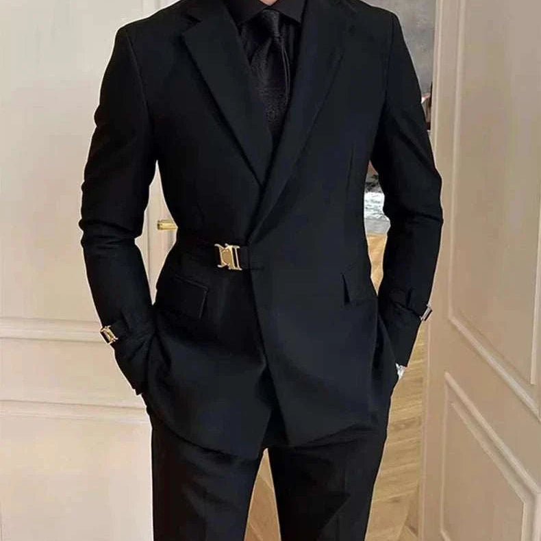 Elegant slim fit suit jacket in black, perfect fitting for men.
