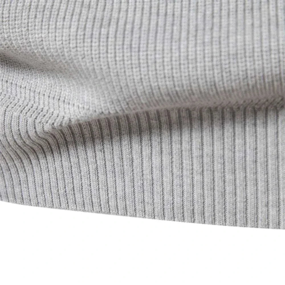 High-collar autumn/winter sweater in cotton and lycra, showcasing ribbed texture.