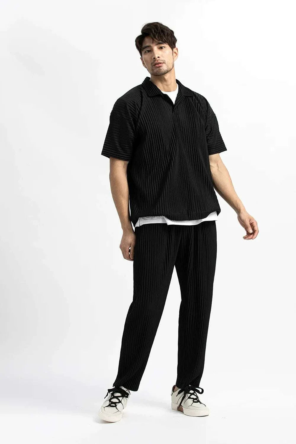 Baggy relaxed fit casual trousers for men in solid black, loose and comfortable style.