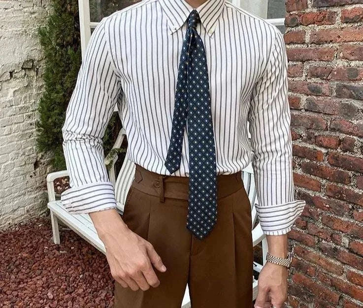 Antonios British retro striped shirt with classic collar, perfect for casual or elegant outfits.