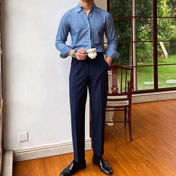 Antonios British casual shirt for men in a solid pattern, combining elegance and style.