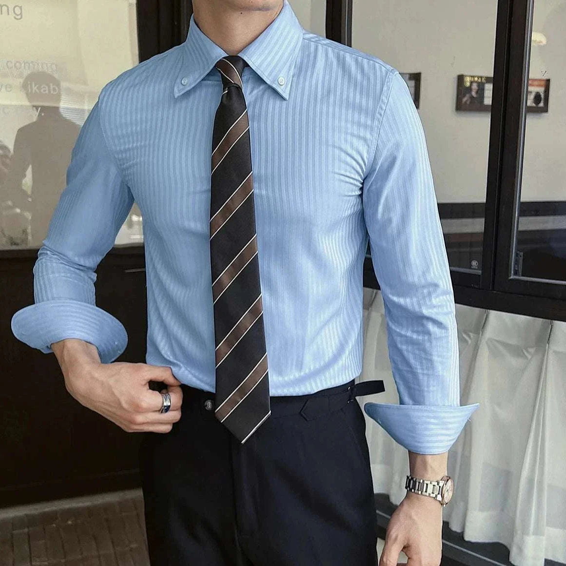 Business casual slim fit shirt for men, lightweight and elegant design.