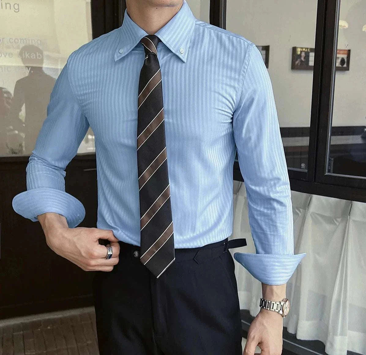 Business casual slim fit shirt for men, lightweight and elegant design.