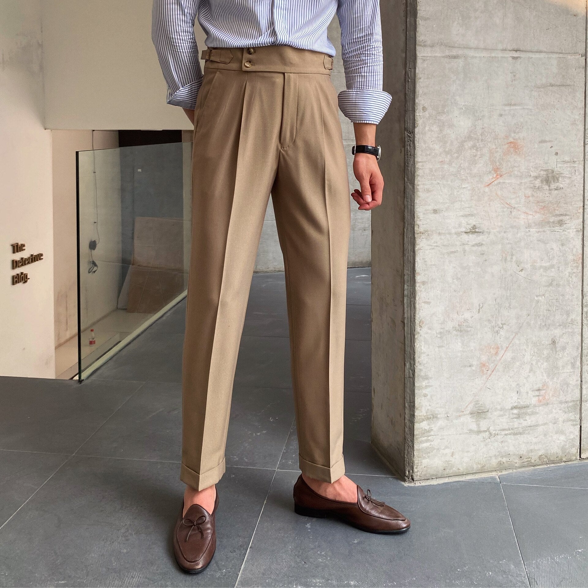 High Waist Trousers made of high quality cotton, ideal for elegant spring and summer outfits.