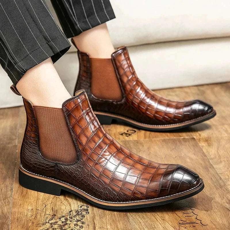 Casual snake pattern boots made of ecological leather and rubber, perfect for any occasion.
